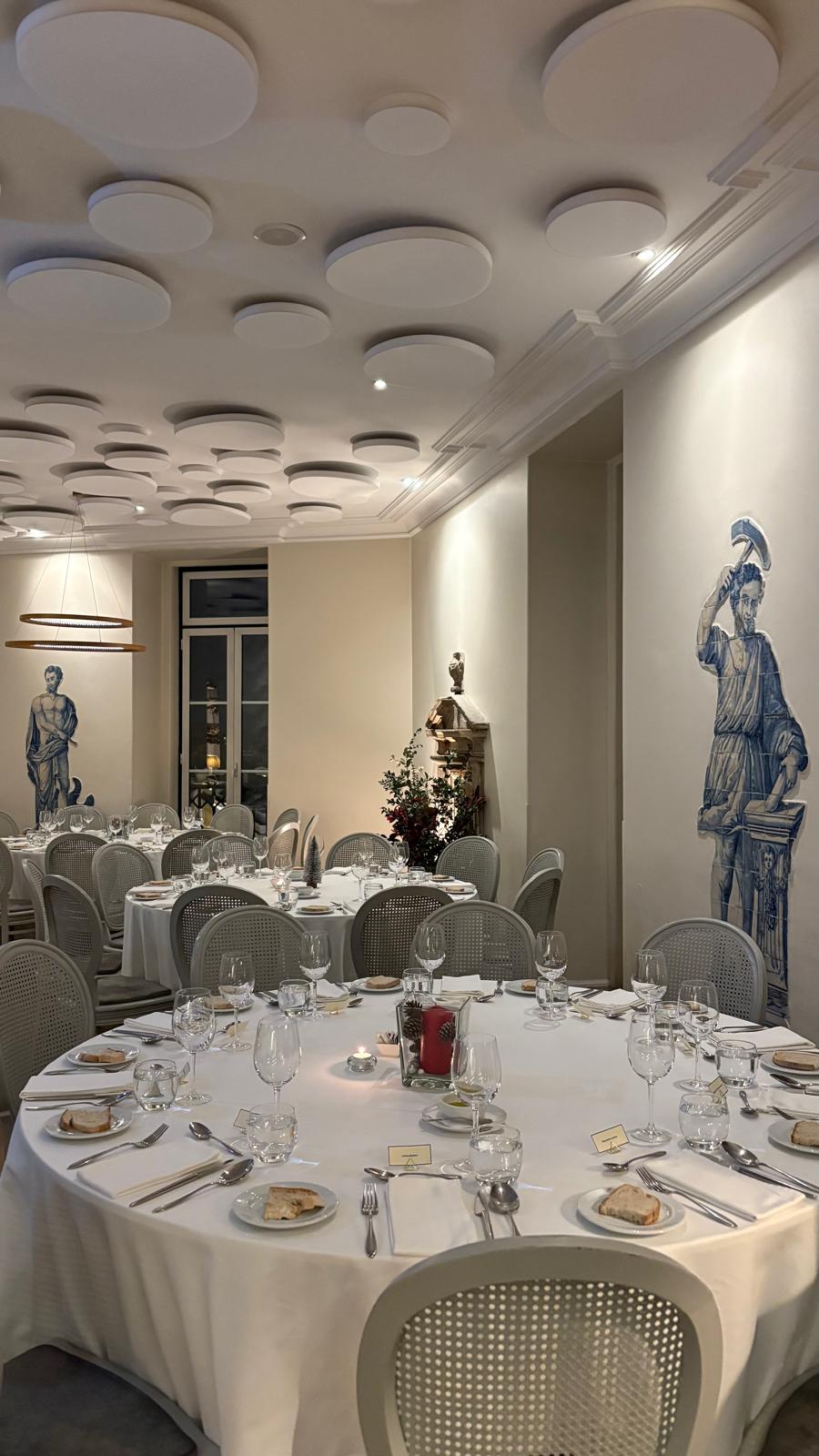 Mesa com vista para os azuleijos