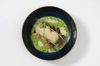 Peixe do Atlântico, ervilhas, cebola torricadoe berbigão à bulhão pato
