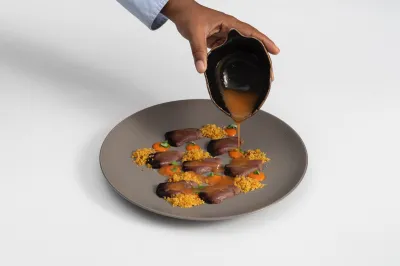 Sarrajão curado, tomate, pimento vermelho, broa e manjerico
