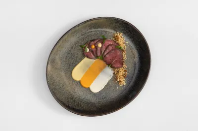 Rosbife em crosta de pimentas com trio de mayonenses