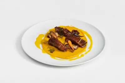 Magret de Pato, cenouras, cantharellus, molho de tangerina e GrandMarnier
