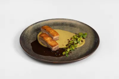Barriga de Leitão fumada, favas, chouriço e molho de pimenta