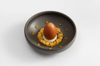O Ovo Dourado (Pêssego, manga, chocolate branco e flôrde laranjeira)